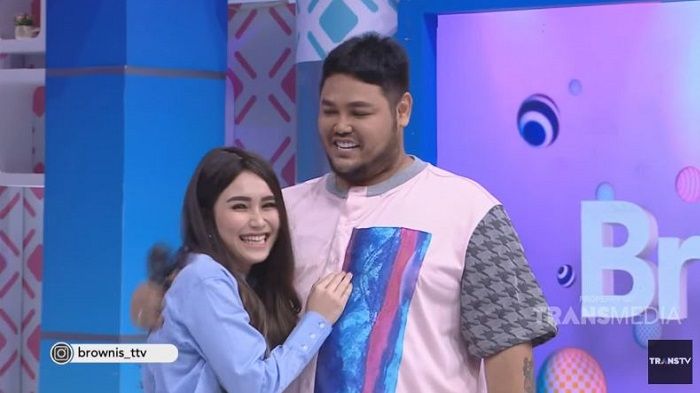 Ivan Gunawan Salting Saat Dipeluk Mesra Ayu Ting Ting Sepulang dari Turki, Ruben Onsu: Mukanya Berbunga-bunga!