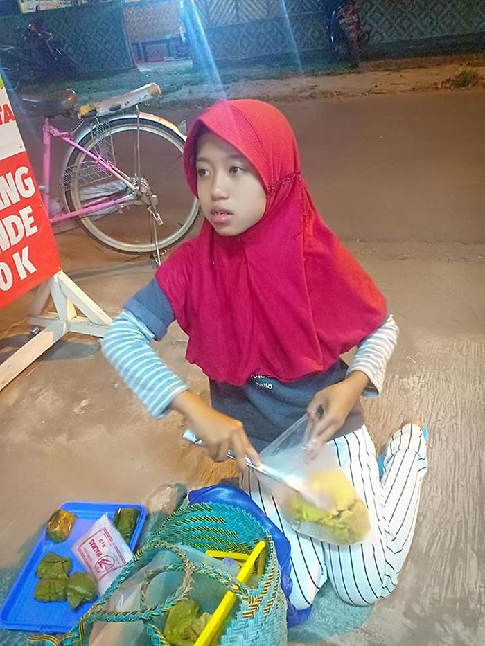 Bocah W penjual gorengan (Facebook)