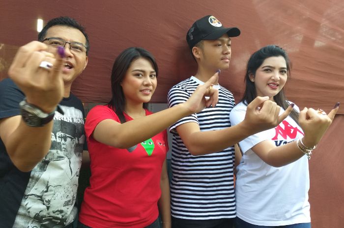 Anang Hermansyah, Aurel Hermansyah, Azriel Hermansyah, dan Ashanty saat Grid.ID jumpai usai mencoblos pemilu di kawasan Villa Cinere Mas, Depok, Jawa Barat, Rabu (17/4/2019).