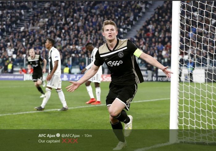 Bek sekaligus kapten Ajax Amsterdam, Matthijs de Ligt, merayakan gol yang dicetak ke gawang Juventus dalam laga leg kedua perempat final Liga Champions di Stadion Allianz, Turin, Selasa (16/4/2019).