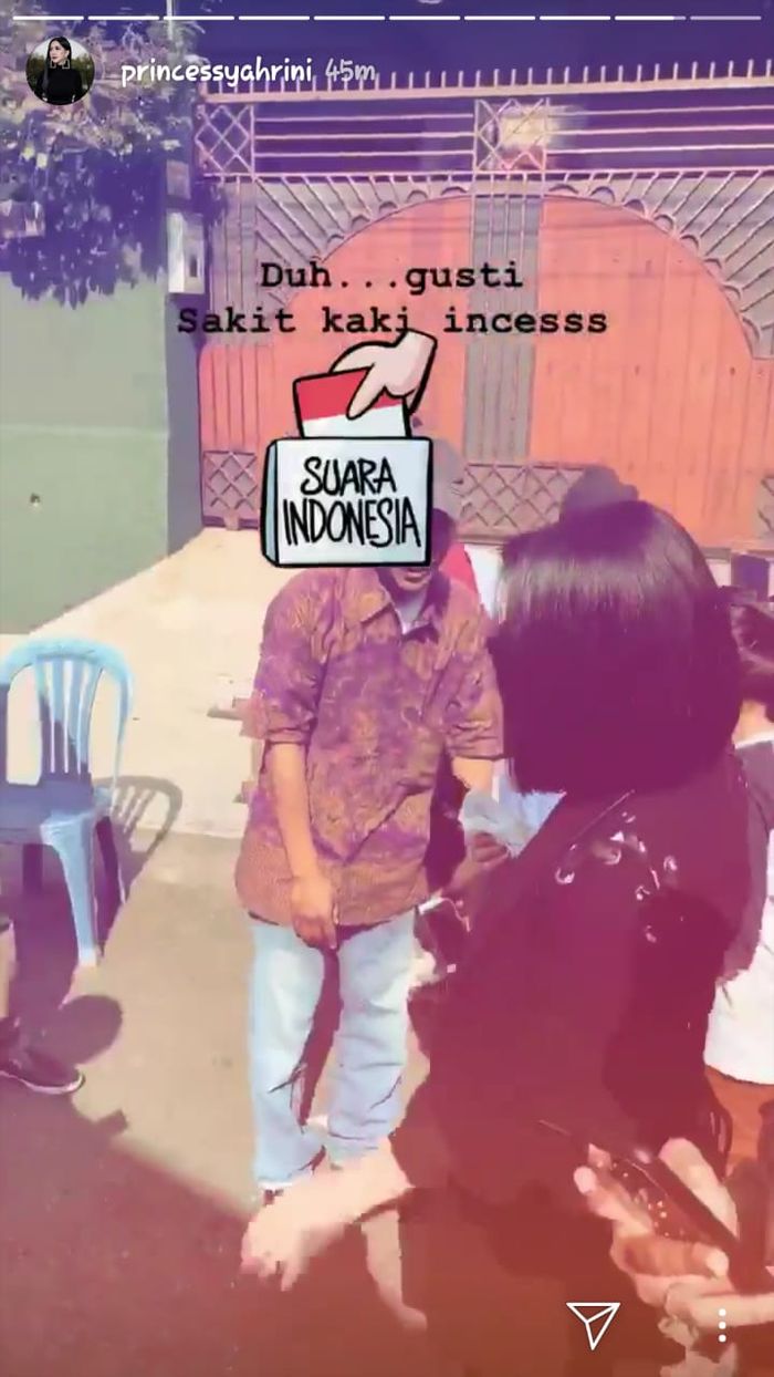 Syahrini jalan pincang ke TPS