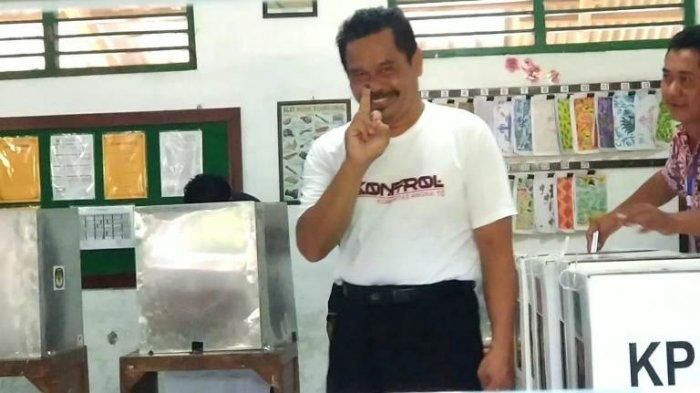 Nurhadi berpose menggunakan kaos KONTROL setelah menggunakan hak pilihnya.