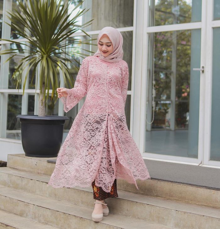 3 Model Tunik Brokat Warna Pink Buat Hijaber Tampil Manis Saat