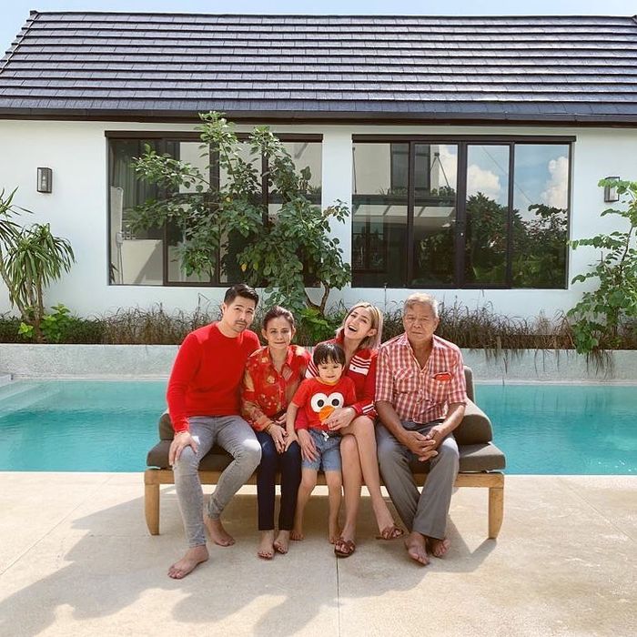 Jessica Iskandar bersama keluarga.