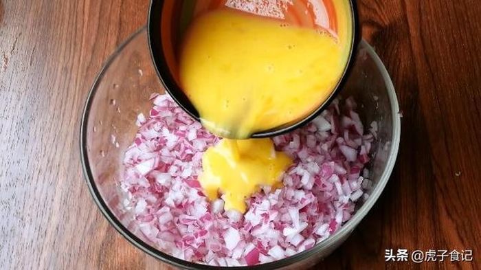 Tuangkan telur ke dalam adonan.