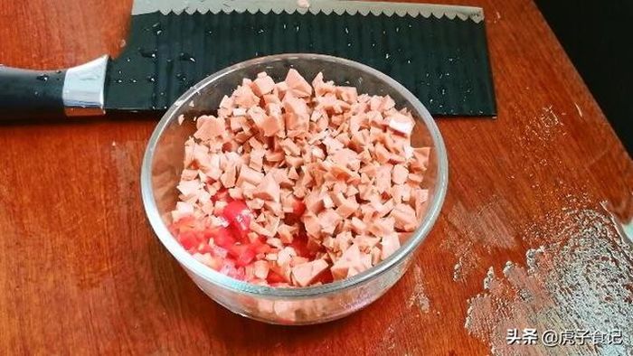 Potongan sosis dan lada.