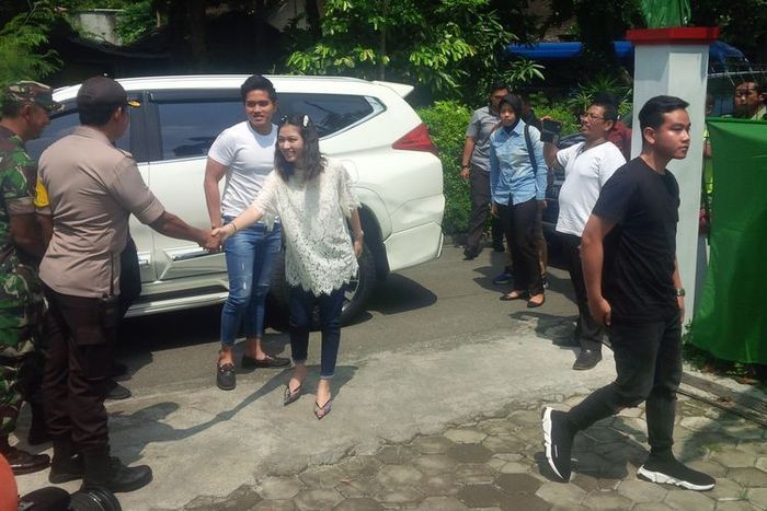 Selvi Ananda saat nyoblos
