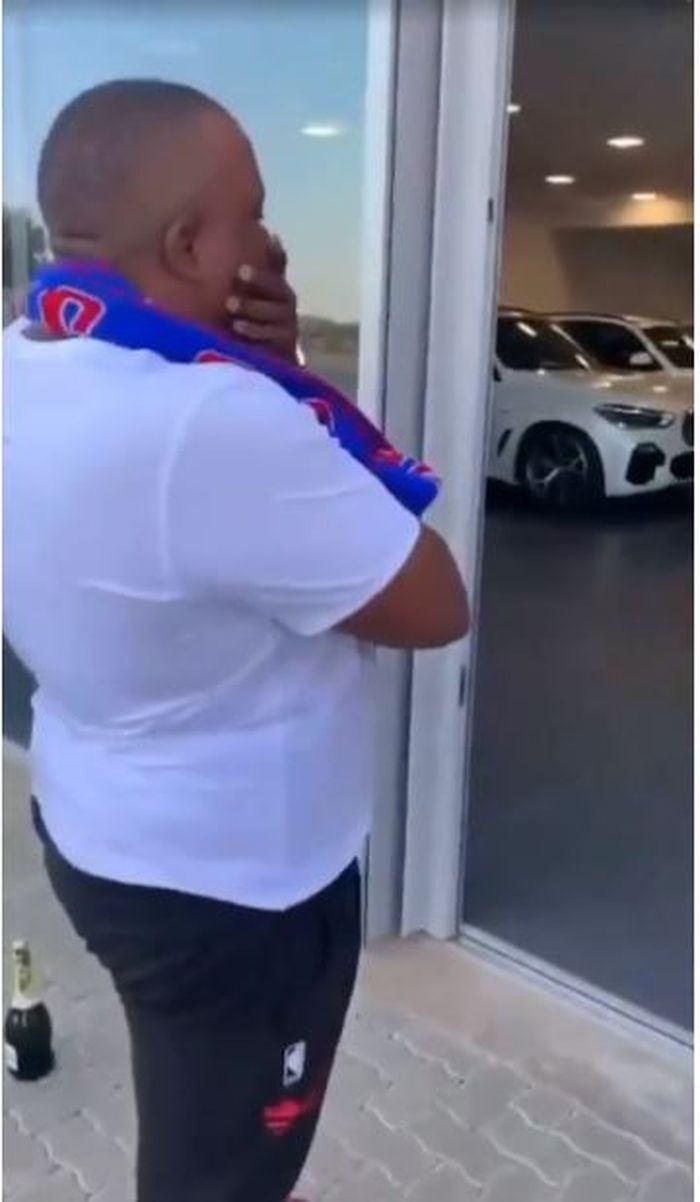 Pria ini kaget dihadiahi mobil oleh teman-temannya.