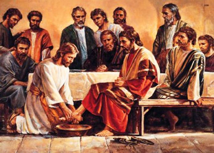 Yesus membasuh kaki ke-12 muridnya di malam perjamuan terakhir