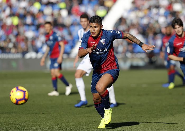 Penyerang Huesca, Cucho Hernandez, berlari mengejar bola.