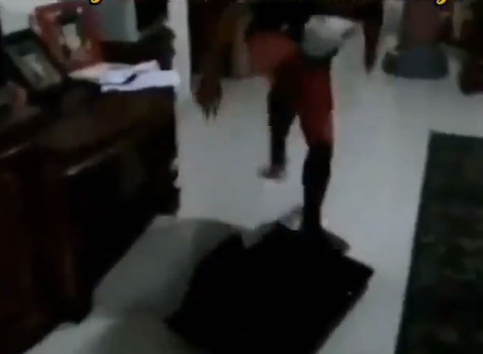 Tak terima dengan hasil Quick Count, injak-injak televisinya sendiri.