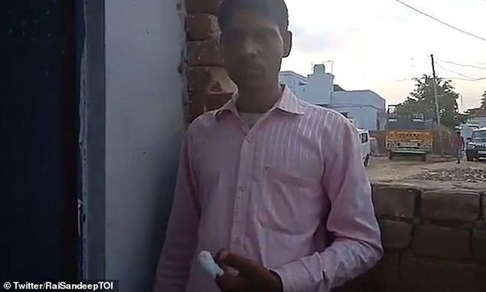 Pawan Kumar potong jarinya sendiri. 
