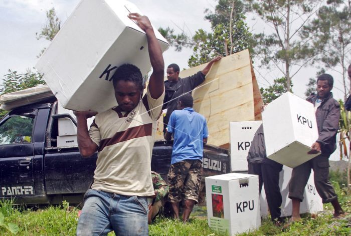 Distribusi logistik ke wamena.