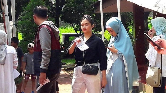 Tiara Savitri temani Mulan Jameela Nyoblos