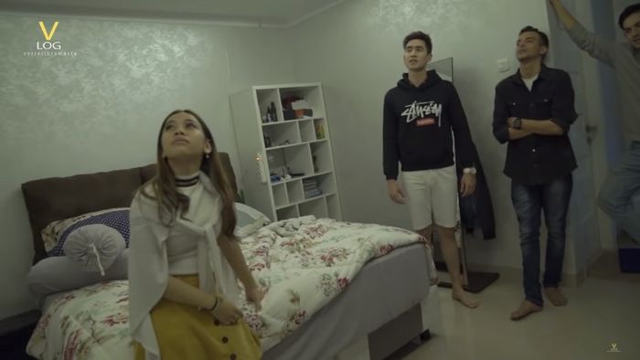 Ada sosok makhluk halus yang menyeringai ke aras Verrell dan ateman-temannya