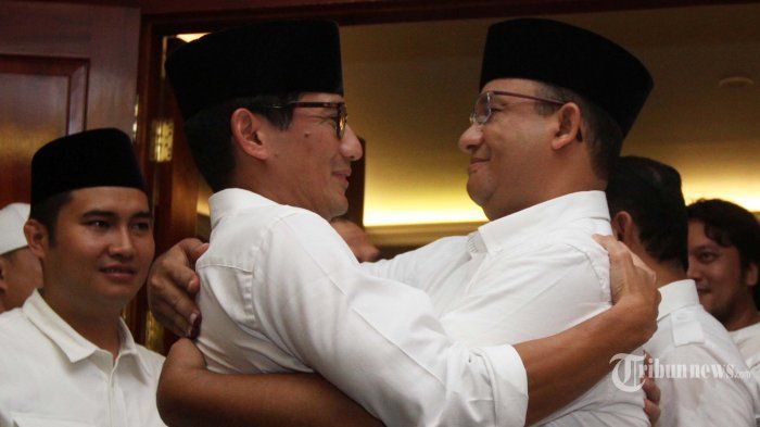 Pasangan Calon Gubernur dan Wakil Gubernur DKI Jakarta nomor urut Tiga Anies Baswedan (kanan) dan Sandiaga Uno (kiri) berpelukan usai memberikan keterangan kepada wartawan mengenai hasil hitung cepat (quick count) di Kediaman Prabowo, Kertanegara, Jakarta, Rabu (19/4/2017).