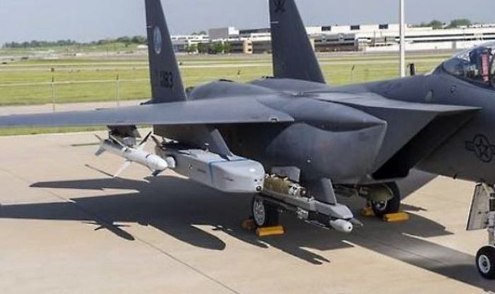 Rudal Taurus saat dipasang pada Loadout F-15