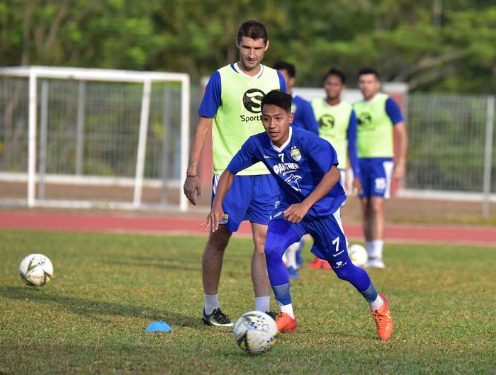 Pemain Persib Bandung, Beckham Putra Nugraha, saat ini telah berusia 18 tahun 6 bulan.