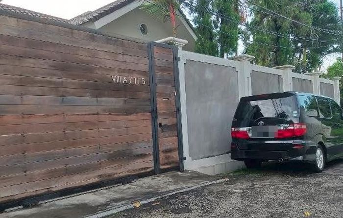 Pantauan Grid.ID di kediaman Luna Maya di kawasan Jalan Bangka, Jakarta Selatan, Jumat (19/4/2019).