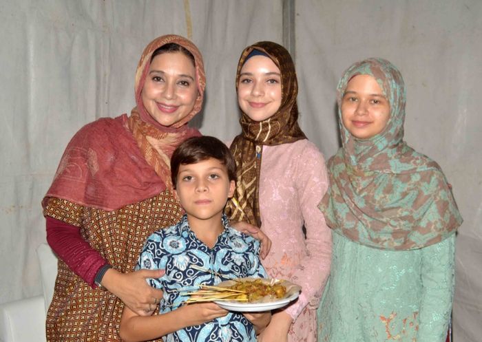 Ayu Azhari dan anak-anaknya saat ditemui Grid.ID usai menghadiri Festival Jajanan Minang, di Carrefour Lebak Bulus, Jakarta Selatan pada Jumat (19/4/2019).