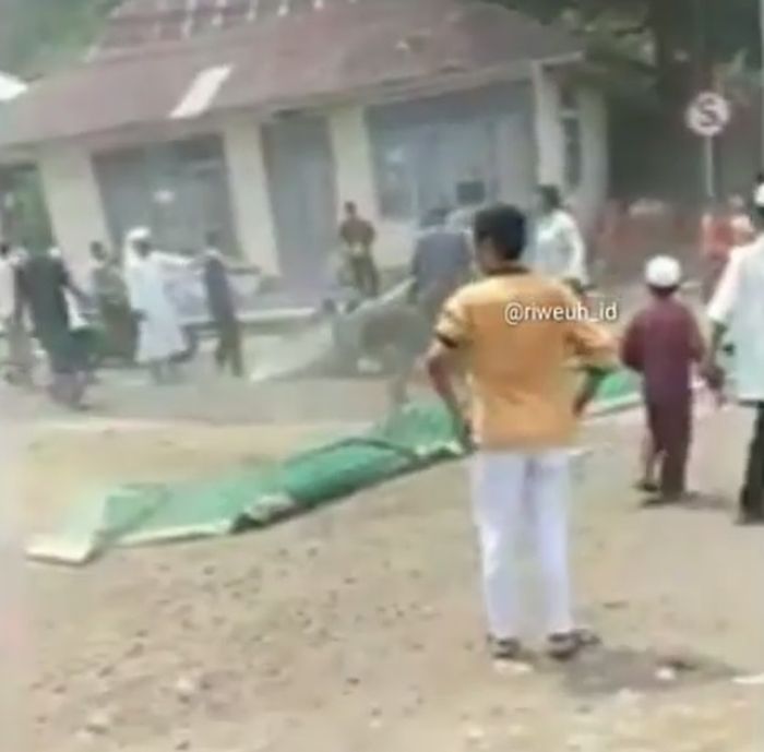 Warga kesal dan buang semua sumbangan dari caleg yang tak ikhlas beri bantuan