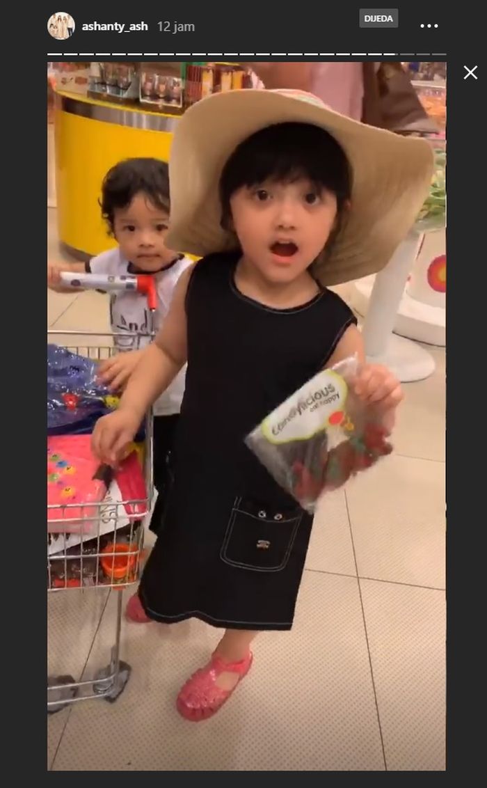 Arsy dan Arsya menunjukkan belanjaan mereka
