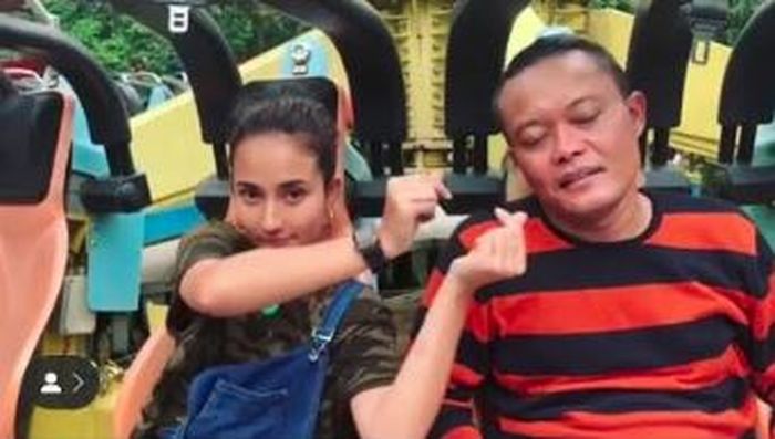 Naomi Zaskia dan Sule menaiki wahana ekstrem.