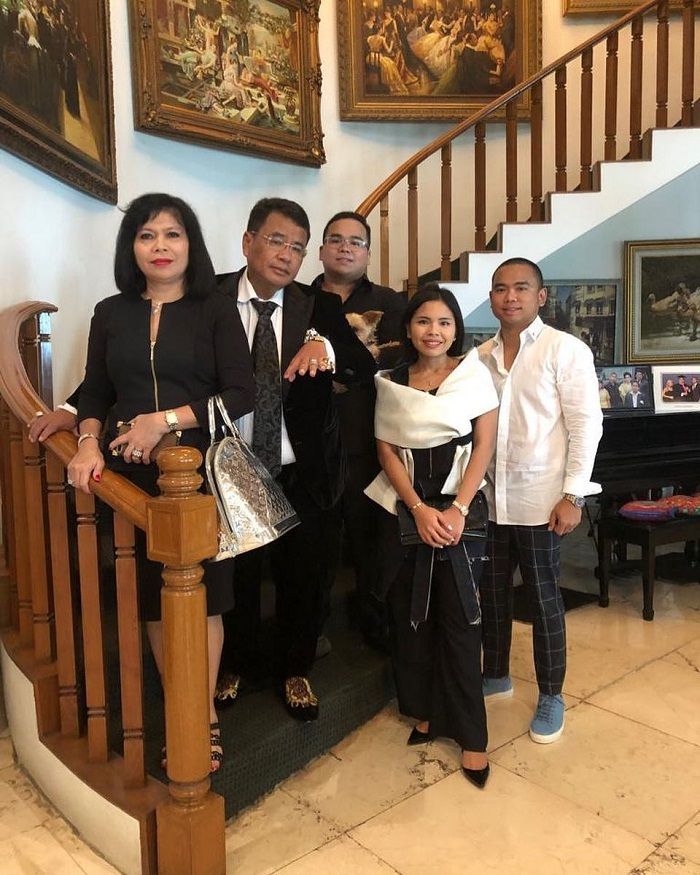 Suaminya Pengacara Kondang, Istri Hotman Paris Pakai Tas Limited Edition Seharga Rp 63 Juta Saat Foto Keluarga