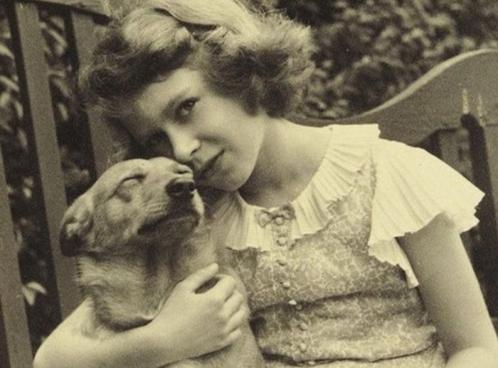 Ratu Elizabeth II dengan anjingnya