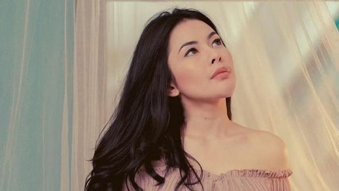 Elvia Cerolline seorang model
