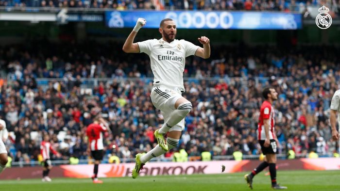 Penyerang Real Madrid, Karim Benzema, merayakan golnya dalam laga pekan ke-33 Liga Spanyol kontra Athletic Bilbao di Stadion Santiago Bernabeu, 21 April 2019.