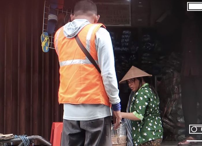 Jadi Tukang Jamu Demi Konten Youtube, Warganet Malah Kasihan Liat Aurel
