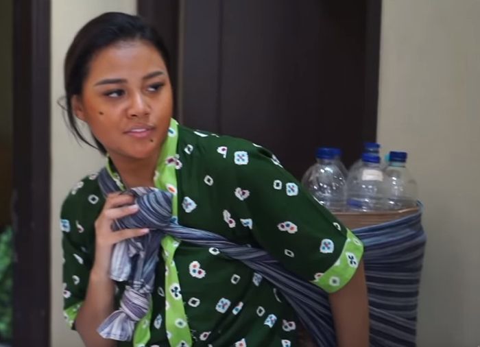 Jadi Tukang Jamu Demi Konten Youtube, Warganet Malah Kasihan Liat Aurel
