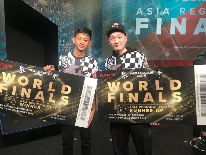 Rizky Faidan (Indonesia/kiri) dan Mayageka (Jepang) berpose setelah final Asia Regional Finals PES League 2019 di Museum Sepak Bola, Jepang, Minggu (21/4/2019).