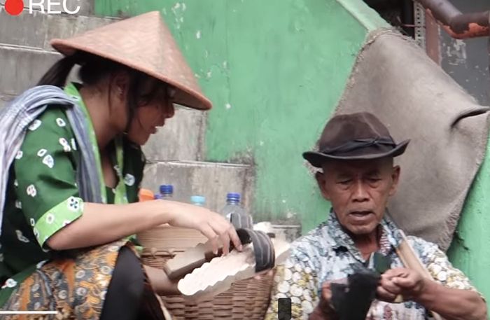 Jadi Tukang Jamu Demi Konten Youtube, Warganet Malah Kasihan Liat Aurel