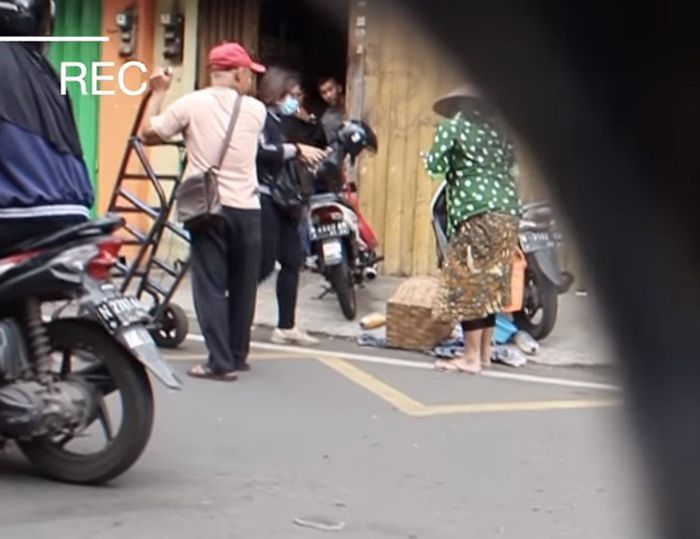 Jadi Tukang Jamu Demi Konten Youtube, Warganet Malah Kasihan Liat Aurel