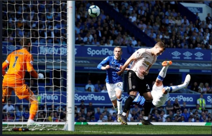 Striker Everton, Richarlison, mencetak gol akrobatik ke gawang Manchester United dalam lanjutan Liga Inggris di Goodison Park, Minggu (21/4/2019)