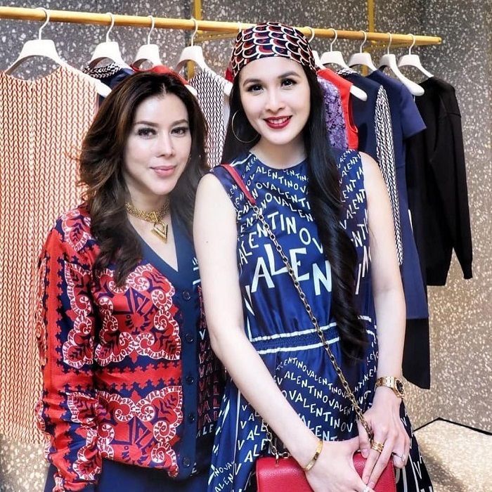 Dikabarkan Hamil 5 Bulan, Bentuk Perut Sandra Dewi Saat Foto dengan Wulan Guritno Malah Bikin Warganet Geger
