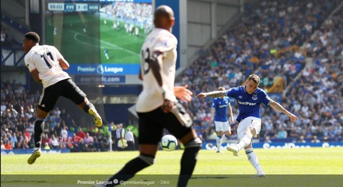 Bek Everton, Lucas Digne, mencetak gol dalam laga pekan ke-35 Liga Inggris kontra Manchester United di Goodison Park, 21 April 2019.