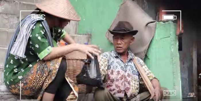 Jadi Tukang Jamu, Aurel Hermansyah Dikasihani Oleh Tukang Parkir dan Pedagang Sandal