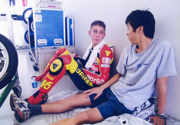 Valentino Rossi (kiri) selalu meluangkan waktu untuk sharing bersama Haruchika Aoki pada awal-awal karirnya di Kejuaraan Dunia Balap Motor.