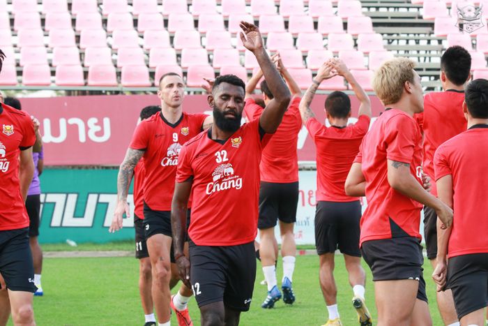 Bek Sukhothai FC, Yanto Basna dalam sebuah sesi latihan pada 17 April 2019.