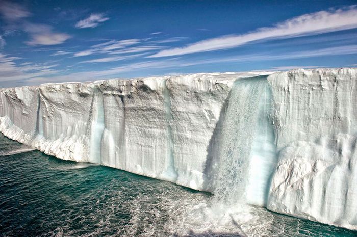 Río en el glaciar