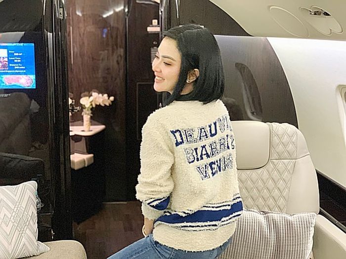 Syahrini kenakan cardigan mewah saat membuat video boomerang bersama sang suami, Reino Barack