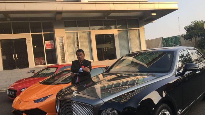 Hotman Paris dan koleksi mobil mewahnya