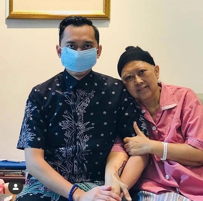 Ani Yudhoyono bersama putra pertamanya, Agus Yudhoyono