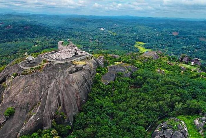 Butuh 10 Tahun Untuk Menyelesaikannya Inilah Patung Elang