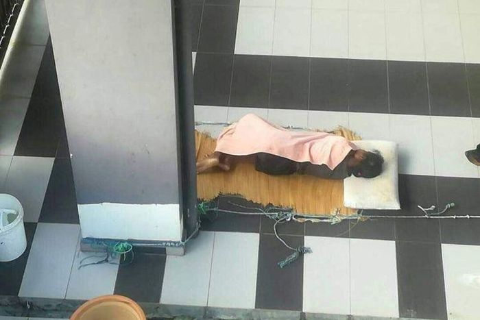 Adelina Lisao tidur di beranda rumah di Taman Kota Permai, Penang, Malaysia, ketika ditemukan Sabtu (10/2/2018). TKI asal Nusa Tenggara Timur itu ditemukan dengan berbagai luka di wajah dan kepala.