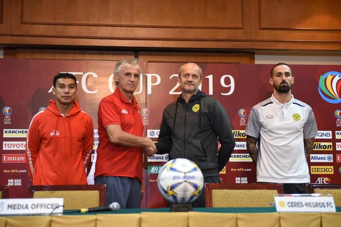 Pelatih Persija Jakarta, Ivan Kolev, berjabat tangan dengan tim pelatih Ceres Negros, Risto Vidakovic dalam jumpa pers di Hotel Sultan, Jakarta, Senin (22/4/2019).