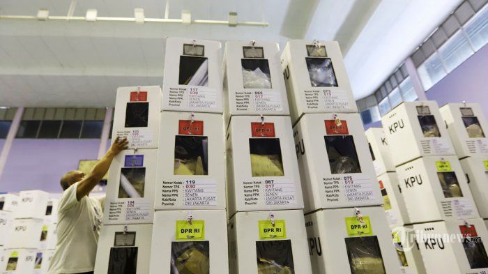 Petugas KPUD Jakarta Pusat saat melakukan pengecekan surat suara di GOR Senen, Jakarta Pusat